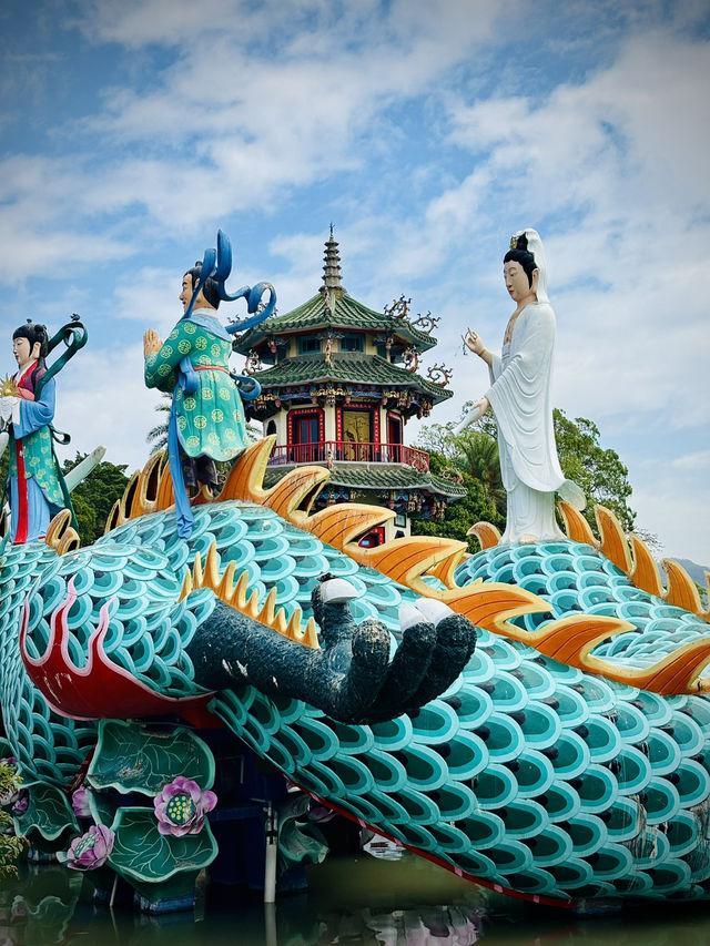 春秋閣：蓮池潭畔的神秘雙塔，走進傳奇的宗教聖地