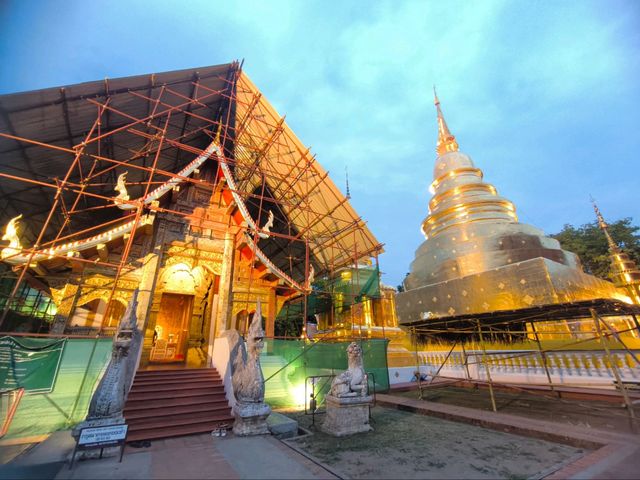 สักการะพระพุทธสิหิงค์ วัดพระสิงห์