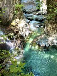 【岐阜】神秘的なエメラルドグリーン😍虹のかかる絶景の滝