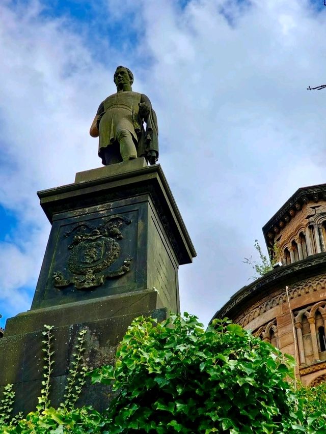 Wandering Through Glasgow Necropolis ⚰️🏰🌿☁️🕊️