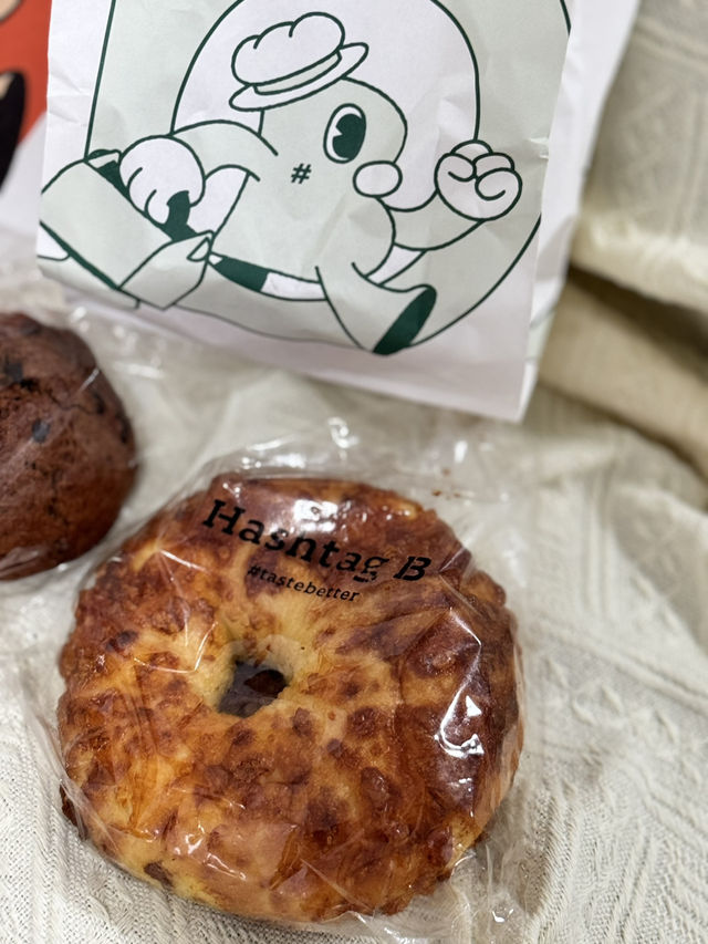 今次就試咗呢個紫米燕麥千層撻，撻皮輕盈酥脆，內裡紫米與燕麥混合，帶有淡淡甜味，令人感受到健康與美味完美結合👍🏻紫米香與燕麥口感交織一起，令整個撻口感更加豐富🥧