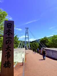 穿越僻靜山谷的高空吊橋
