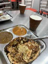 🥘🔥【デリーのローカル絶品グルメ！】 Amritsari Chur Chur Naanでナンの概念が変わる…！😳