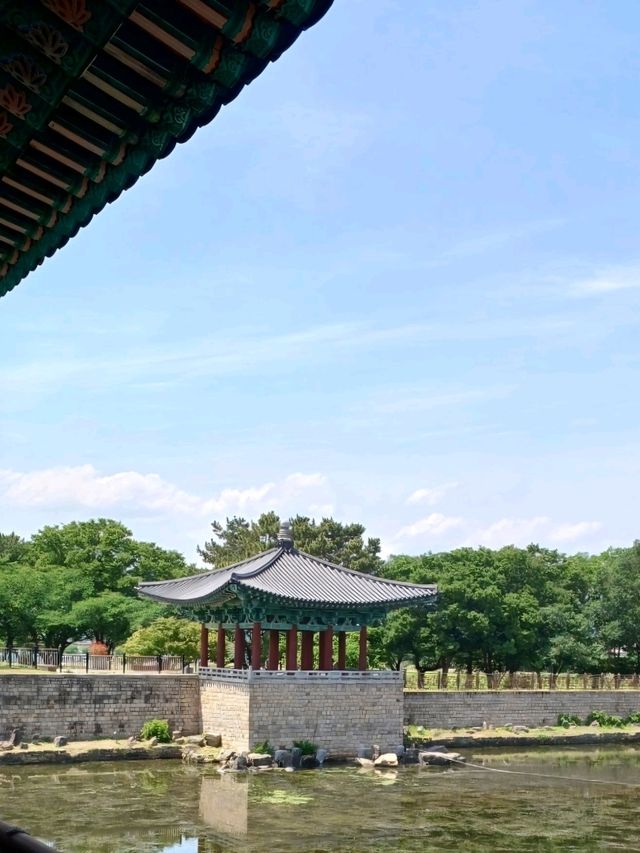 고요한 호숫가 따라 걷는 산책 한 모금