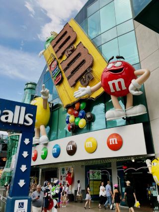 かわいいキャラクターと甘いチョコレートの楽園、エム＆エムワールド！