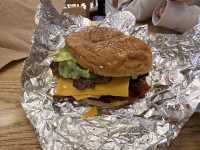 【Five Guys｜アメリカ発！選べるトッピングで自分だけの最強バーガー🍔】