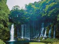 น้ำตก Shirato (Shiraito Falls / 白糸の滝) 