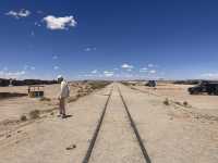 【ウユニ 列車の墓場（Train Cemetery）】  錆びついた蒸気機関車が並ぶ、時間が止まった廃墟のアート空間