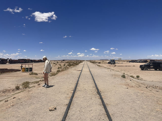 【ウユニ 列車の墓場（Train Cemetery）】  錆びついた蒸気機関車が並ぶ、時間が止まった廃墟のアート空間