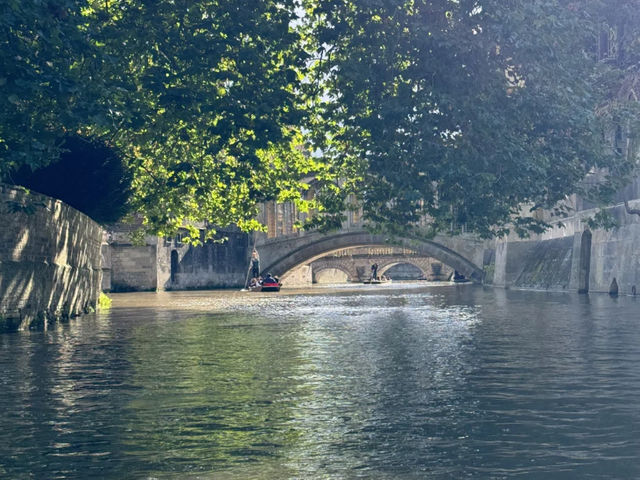 Cambridge: Drifting in its Gentle Embrace! 🇬🇧☀️🛶