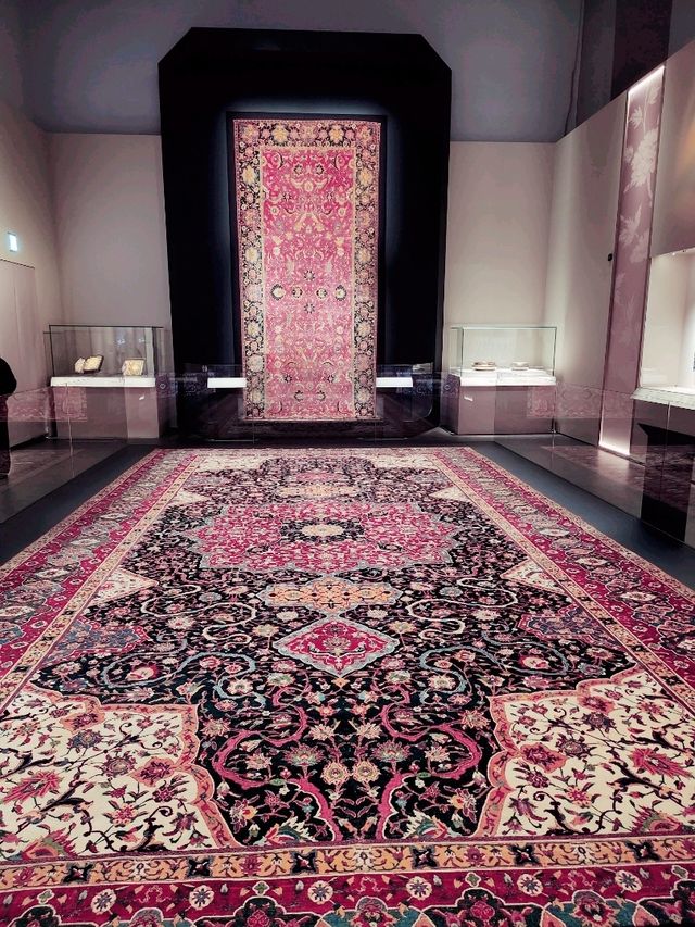 上週末到香港故宫文化博物館9號館看「天方奇毯  伊斯蘭與世界文明的交織」。近距離細看來自蕯法維伊朗，鄂圖曼士耳其和莫臥兒印度一帶的地毯。還有陶瓷，金器，手槁等。可用整天看地毯的設計，細構和圖案。