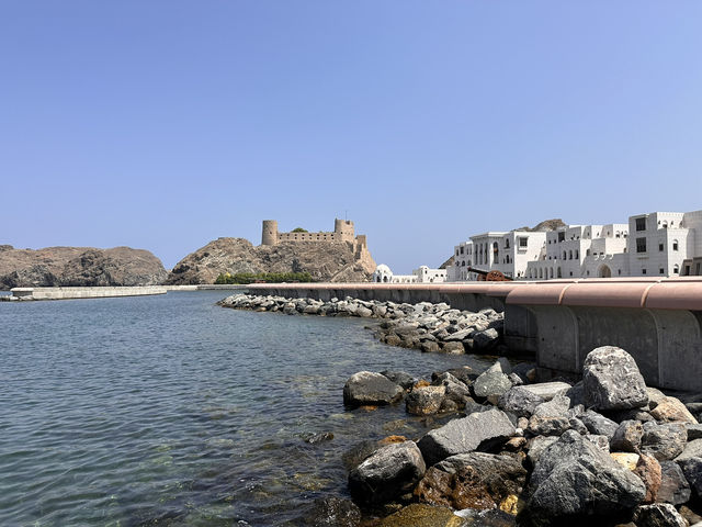 【Al Jalali Fort／アル・ジャラリ要塞｜ムトラ湾を見守る“海辺の防御要塞と時の記憶”】