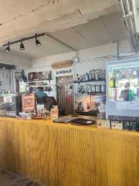 คาเฟ่ริมทะเล Little Town Sriracha