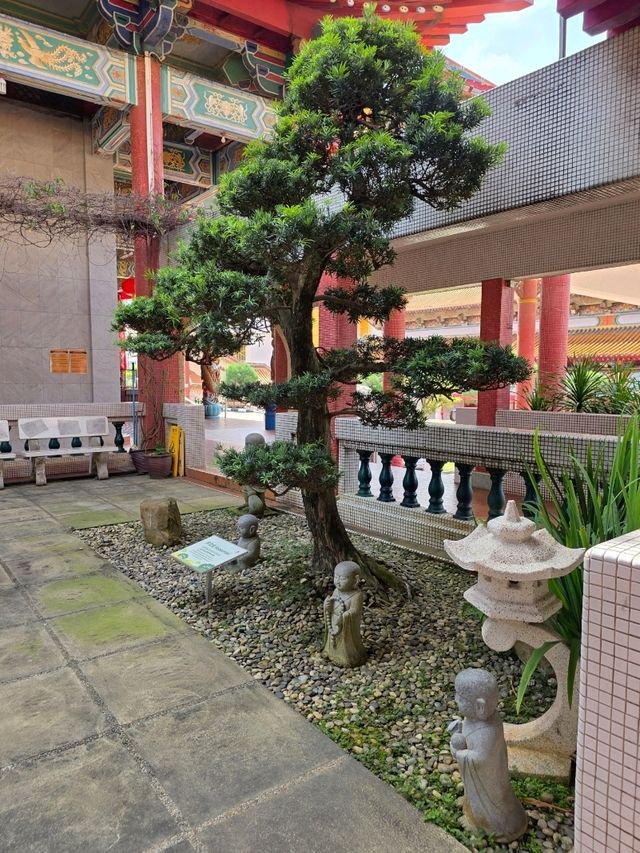 A hidden Japanese garden between the temples