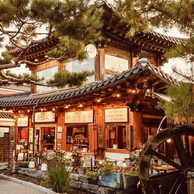Solo Traveler's Guide to Jeonju Hanok Village: Tradition on a Budget** 🇰🇷🏯