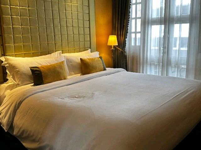 Bold, Glamorous & Boutique – A Romantic Hideaway at The Scarlet Singapore