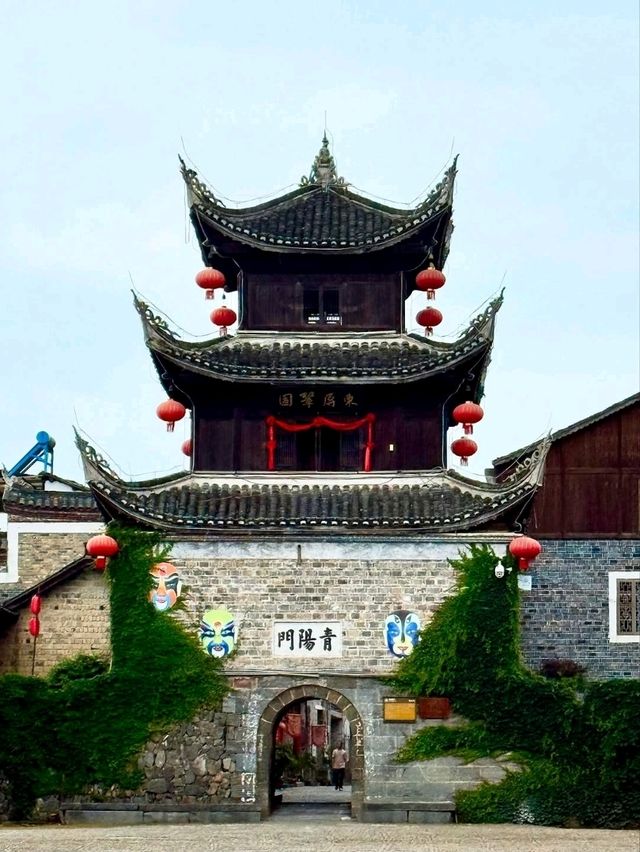 River Bends and Chill Streets in Zhenyuan Ancient Town
