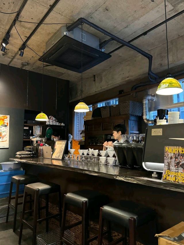 the café’s vintage wood-paneled interior, soft lighting, and jazz-infused ambiance create a warm🥰