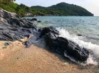 ชายหาดที่เล่นน้ำได้หนึ่งเดียวของเกาะ