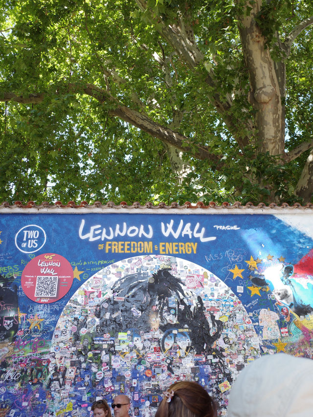 🎨自由と平和のメッセージ!ジョン・レノンの壁で心を解き放つ 🎨自由と平和のメッセージ!ジョン・レノンの壁で心を解き放つ