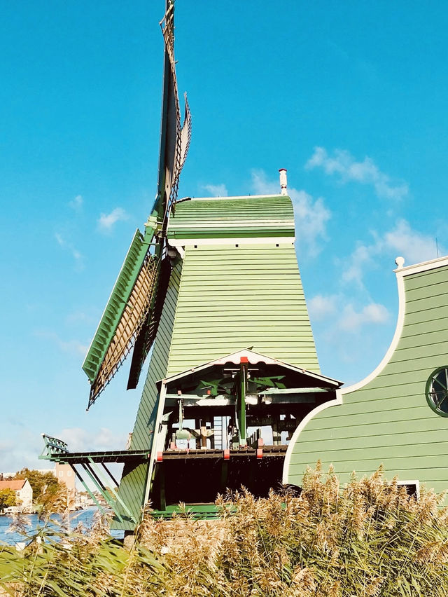 A Windmill Wonderland: My Solo Day Trip to Zaanse Schans 