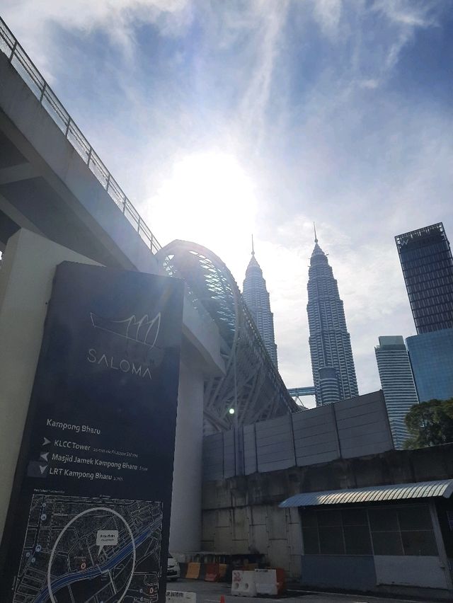 จุดถ่ายภาพสะพานสวยแปลกตา Saloma Link Bridge