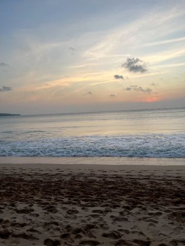 バリ島/ジンバラン】波音と夕日に包まれる♡ビーチでサンセット