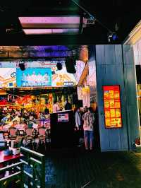 네온 사이로 피어나는 도쿄의 밤