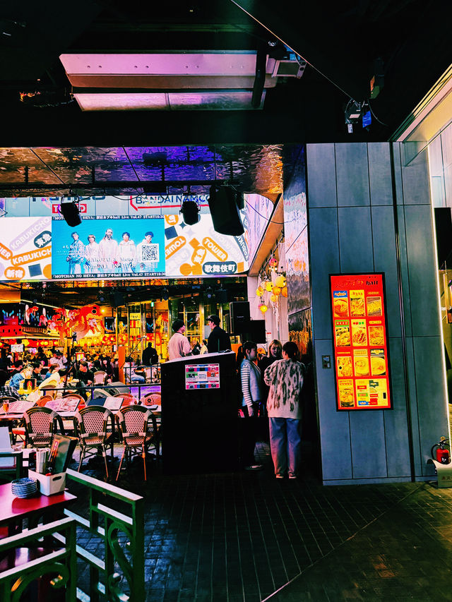 네온 사이로 피어나는 도쿄의 밤