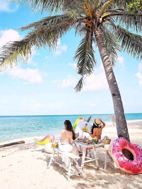 Stayed on a Kelong just off the island, took boat to visit, island seems abandoned now, went snorkelling,