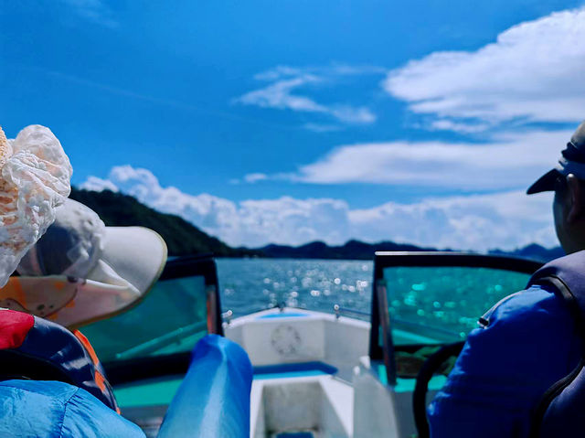 The magic of Thousand Island Lake touches the soul with its serene beauty.