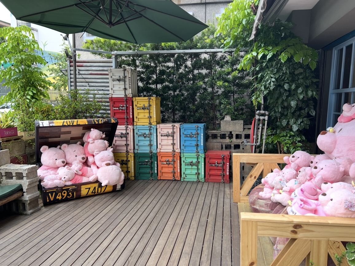 When traveling to Taipei, in addition to street sweeping and night markets, you can actually find some new hotspots for photography - today I want to share with you a very creative cafe: TankQ Cafe & Bar. Perfect for those who like cute cute looks and photography, must not miss!

TankQ Cafe & Bar
Address: No. 7, Alley 40, Lane 181, Section 4, Zhongxiao E Rd, Da’an District, Taipei City, Taiwan 106
Business Hours: 11:00 AM - 10:00 PM

Signature dishes and specialties:
The most famous here is their specialty coffee, you can choose your own Disney cartoon cup, each one is super cute, after drinking coffee also has photo value. The restaurant also offers a variety of staples and desserts, fresh ingredients, meat and food of a high standard, try its signature suitcase platter – food packed in a mini suitcase, open is full of surprises, perfect for family or sharing with friends. Every corner is covered with doll decorations, even children will have a lot of fun.

Environment and atmosphere:
The decoration is childlike, the counter and seats are filled with all kinds of dolls and specialty cups, fresh and personality, the effect of photography is excellent 👍🏻 But the restaurant is not many seats, remember to book a seat first 🫶🏻

Price:
The average consumption is about NT$350-450 per person, good value for money, OK portion, suitable for friends, children and family play.

Real impressions:
Favorite its free choice cup service, lots of Disney character choices, even adults have fun! The food is carefully prepared, the meat is tender, the desserts are exquisitely shaped, and the scene is beautiful for photos and photography! However, there are really not many places, it is recommended to make reservations in advance, walk-in is very easy to wait.

Tips:
If you want to get a shot of an unoccupied environment, it is recommended to go on weekdays when the shop is just opening to avoid the weekend crowds. To choose your favorite character cup, you have to arrive early! Don't be afraid of rainy days, the interior design is warm, and you can have fun with your children!

#Taipei Specialty Coffee #Parent-Child Photography #HipsterCafe #Disney Style #Suitcase Platter