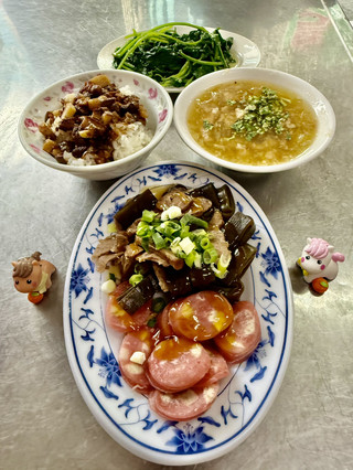 高雄最好吃的意麵和肉羹.在成功路（漢神百貨）旁邊.非吃不可的小吃美食
