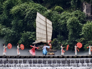 乘江船驚鴻一瞥:三峽人家仙境歌舞