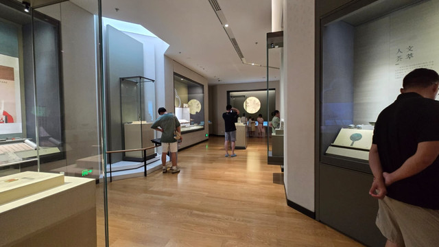 Suzhou Museum West: A Modern Cube Embracing Jiangnan Heritage