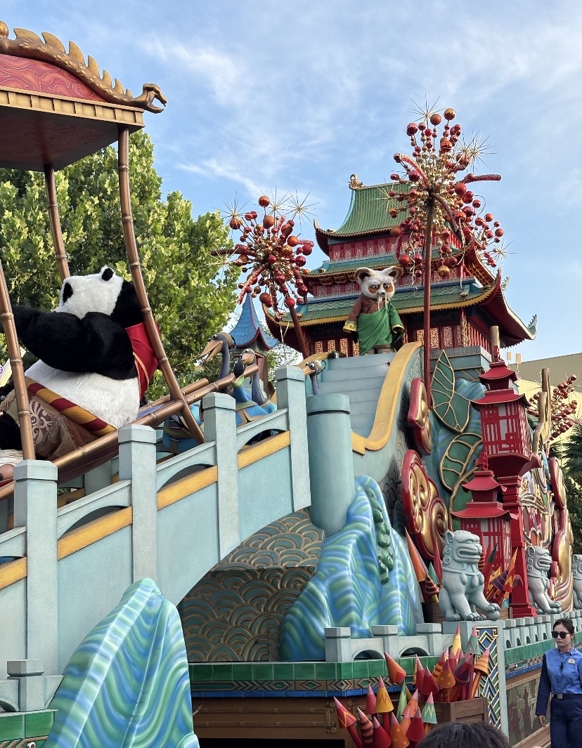 Tips for Booking the Best Deals on Universal Studios Beijing Tickets!

If you're planning a trip to Universal Studios Beijing, we recommend checking ticket prices through multiple sources before booking. Prices vary depending on the travel date and ticket type. Sometimes, buying through an OTA like Trip.com might offer coupons or promotions that can help reduce prices.

🎟️ The first tip is to choose a weekday, especially one that doesn't coincide with Chinese holidays. Not only are prices usually better, but there are also fewer crowds, giving you more time to enjoy the rides.

Before booking, be sure to check the type of ticket, the terms and conditions of entry, the usage date, and visitor information carefully, as some ticket types cannot be easily changed.

If it's your first time, we recommend allocating a full day, and if you have any rides you really want to experience, plan ahead, as Universal Studios Beijing has several zones that require considerable time to explore.

💡 Personally, I recommend checking Trip.com prices before paying every time, looking for coupons or membership promotions to get the best final price.