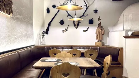 Famous Traditional Pizzeria with a Cozy Vibe in Klausen, Italy — traveler post in Chiusa