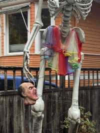 Rainy Seattle Halloween Decorations Starting Now 🌧️ 🎃 