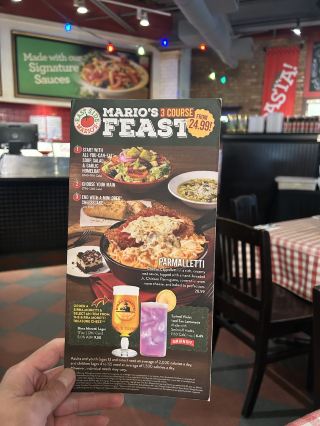如果你係圭爾夫想搵意式餐廳,唔好錯過East Side Mario’s!之前去Stone Rd西咖啡廳嗰邊,有間充滿義大利味道嘅地方,無論係搵家庭聚餐定朋友聚埋傾吓偈,都幾舒適。

East Side Mario's  
地址:370 Stone Rd W, Guelph, Ontario N1G 4V9, Canada  
環境:室內裝修極有意大利家庭餐廳feel,牆身有特色壁畫同掛飾,氣氛好warm,啱晒打卡。地方寬敞,座位適合小群組甚至大家庭。  
營業時間:每日11:00am – 10:00pm  
價錢:主菜$20-$30左右,人均大約$25-$40  
招牌菜:  
🥘 千層麵套餐  
套餐配埋沙律同蒜蓉包,千層麵入口軟滑,芝士份量夠多,番茄醬酸甜平衡,肉碎香口。沙律新鮮脆口,蒜蓉包外脆內軟,套餐相當飽肚。  
用後感:食完千層麵,好滿足,分量比香港見到嘅厚身好多,每層都啖啖芝士同肉。個包同沙律都係餐廳自家製,好有誠意。飲品選擇多,唔論係cocktail定軟飲都有齊。  
環境亮點:餐廳燈光溫柔,傾偈唔會太嘈。服務員態度友善,介紹菜式好詳盡,英語溝通無難度。

小貼士:  
如遇週末晚市,建議提前預約,因為餐廳都幾受歡迎。Stone Road Mall附近泊車方便,交通算便利。食完仲可以去mall周圍逛吓消化。

# 圭爾夫美食  
# 義大利菜  
# 打卡好地方