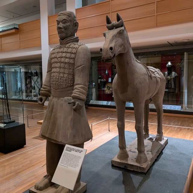🏰 穿越歷史的武器時空！Leeds皇家軍械博物館的壯觀武器樓梯 🏰