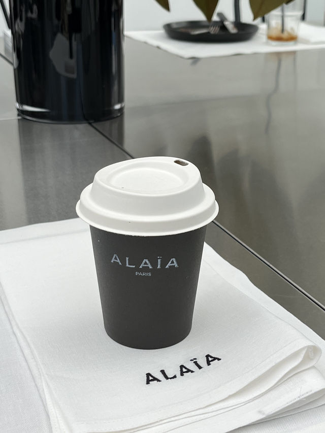 London | Brilliant coffee shop in fashion brand boutique stores