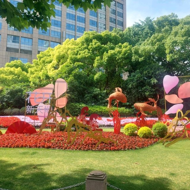 Little parks in Shanghai, little water worlds in the heart of the city
