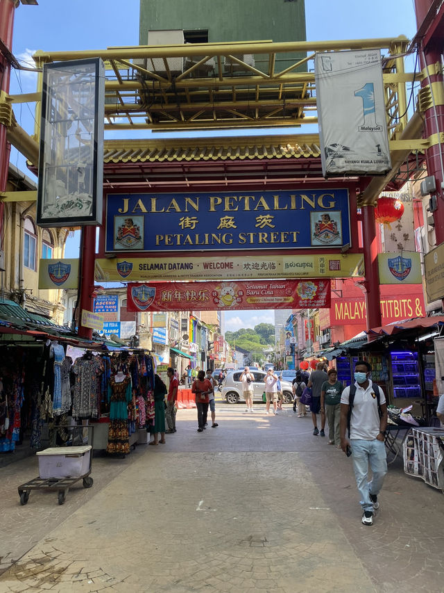 Discovering the Vibrant Yalan Petaling Market in Kuala Lumpur