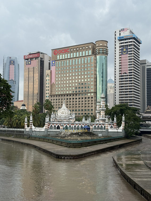 Skyscrapers, Street Food, and Culture: Discovering the Heart of Malaysia 🇲🇾 