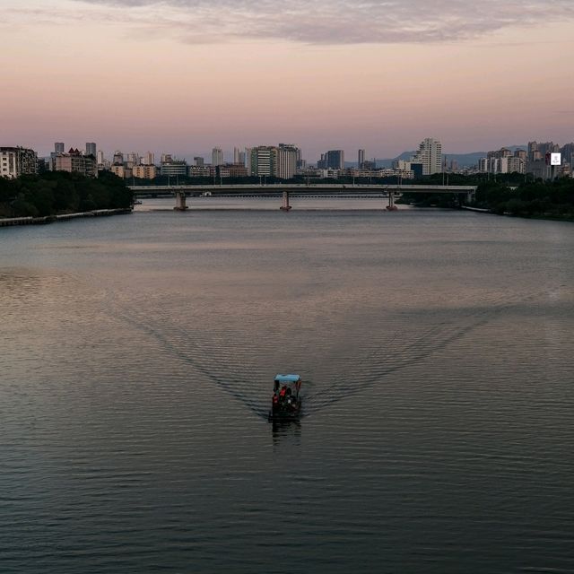 Golden Reflections on the Gan River โ Ganzhou at Sunset ๐
 Golden Reflections on the Gan River โ Ganzhou at Sunset ๐