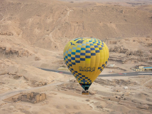 룩소르의 새벽을 날아오르는 열기구 여행 🎈🌄