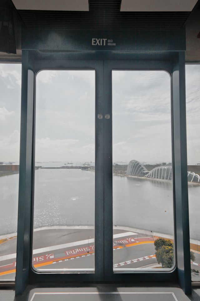 Singapore Flyer: High-altitude romance of happiness Ferris wheel.