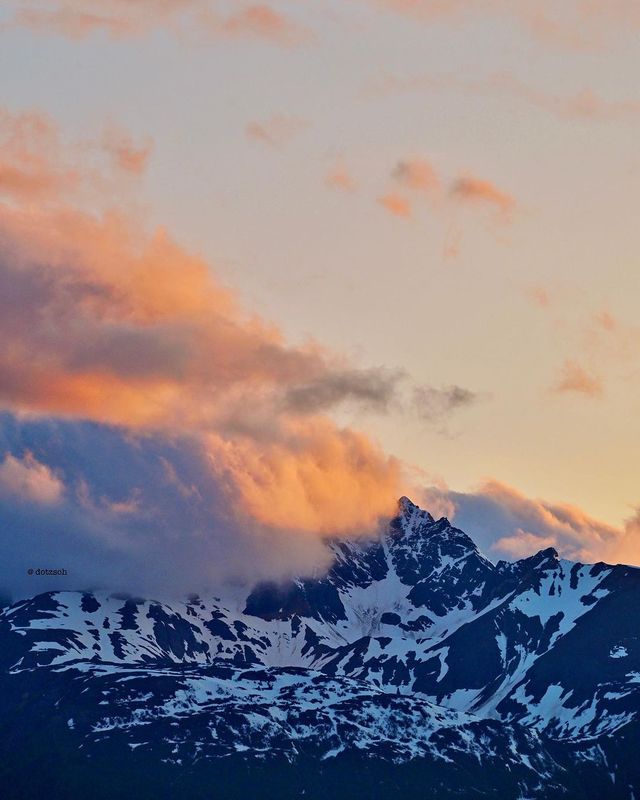 Alaska's Sunsets: A Symphony of Colors Against the Snow-Capped Peaks 🌅