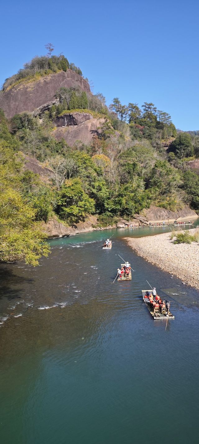 武夷山從生態、景觀、歷史文化等方面與其它同類地區和遺產地的價值比較，有以下突出特點：武夷山集山嶽、河