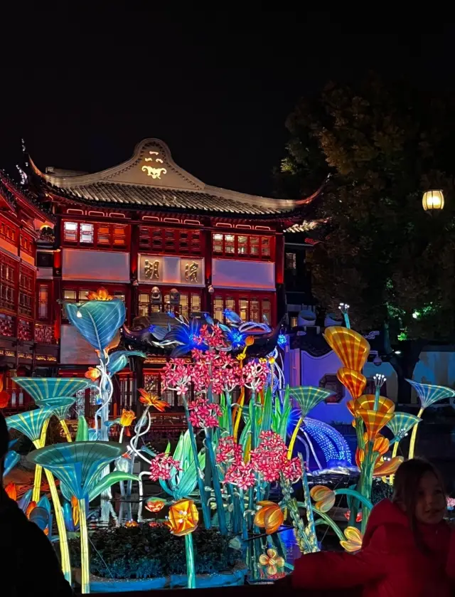 Visiting the Shanghai City God Temple at night, it's colorful and dazzling